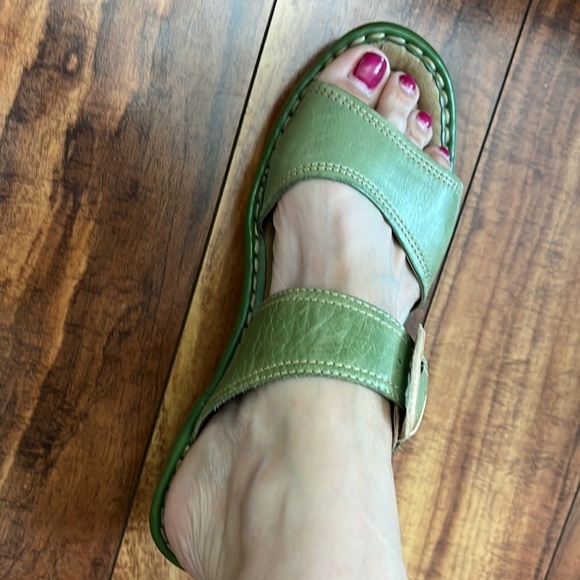 Cobb  Hill Omara C green and tan leather wedge sandal size 9.5 W - Picture 9 of 16